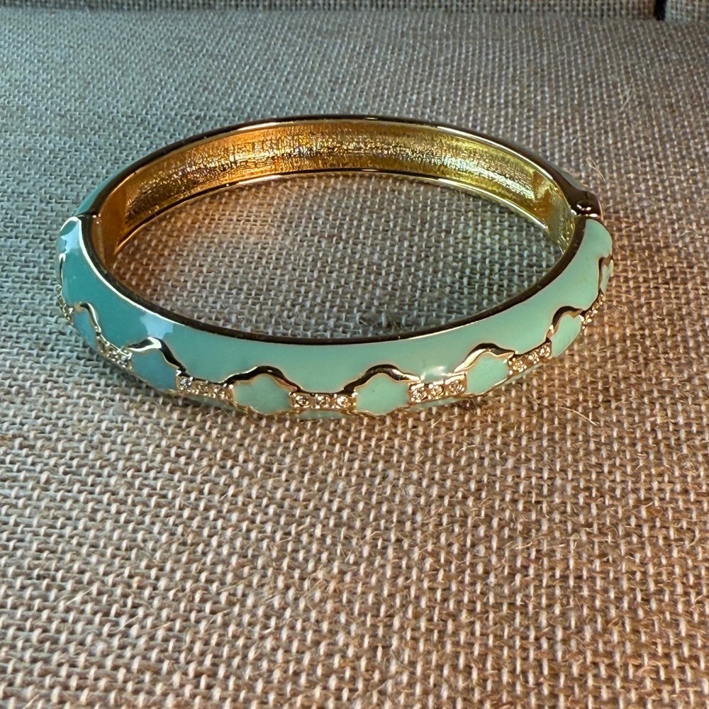 VERA BRADLEY Pistachio‎ & Gold Tone Enameled Hinged Bangle Bracelet
